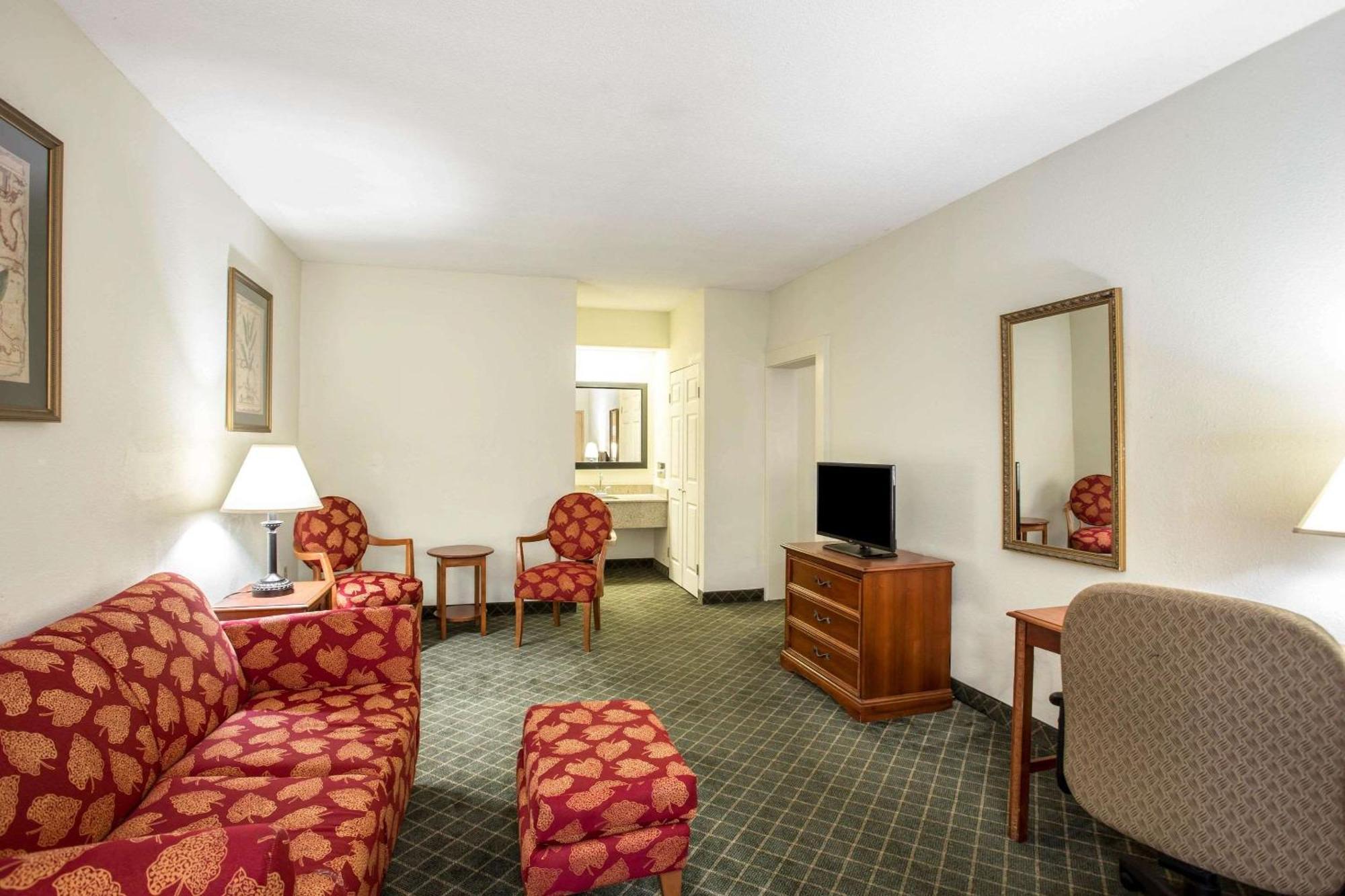 Clarion Inn & Suites Aiken South מראה חיצוני תמונה